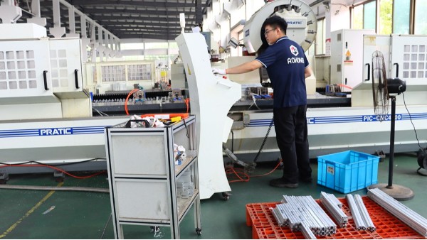 如何解決鋁型材在長(zhǎng)期使用中的老化問(wèn)題？