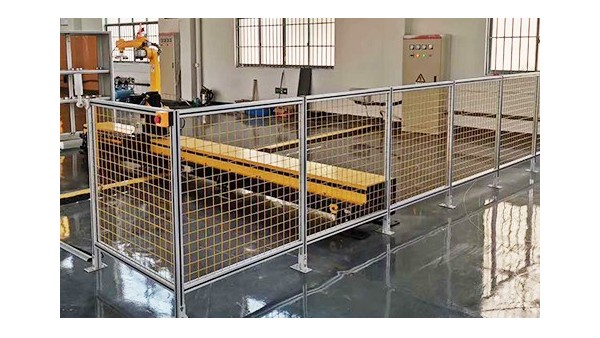 鋁型材圍欄的哪些特點使其適用于工業環境？